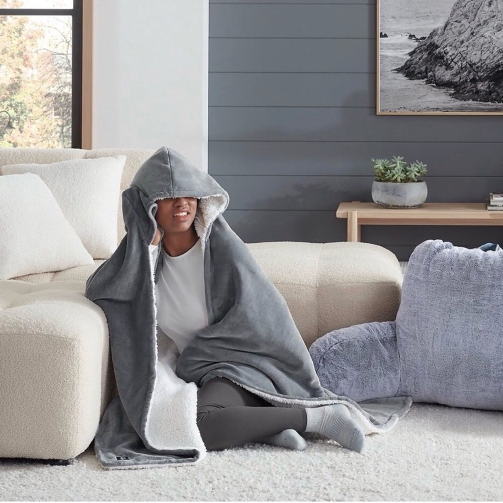 UGG Avery Hooded Throw in Soft Gray - Picture 2 of 5